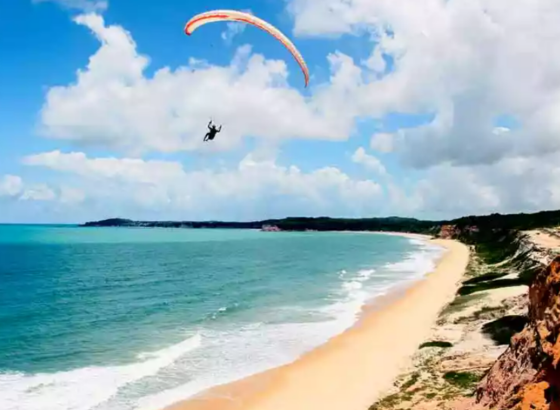 na imagem, vemos uma imagem área de uma praia do litoral sul de Nala.
