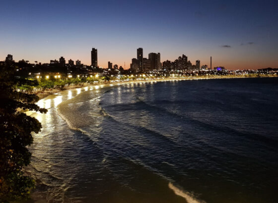 na imagem, vemos a Praia de Ponta Negra durante à noite, ilustrando o texto sobre vida noturna em Natal.