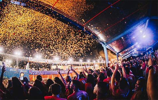 na imagem, vemos pessoas em uma festa; no caso, a festa é o Carnatal. Este é um dos eventos em Natal mais populares do Brasil.