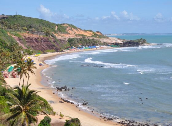 na imagem, vemos a Praia da Pipa, destino localizado no litoral sul de Natal, Rio Grande do Norte. (Créditos - Melhores Destinos)