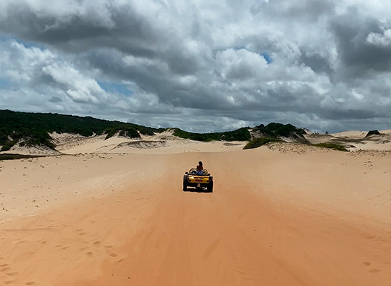 na imagem, vemos um buggy passando pelas dunas douradas, localizada no litoral norte da capital potiguar.