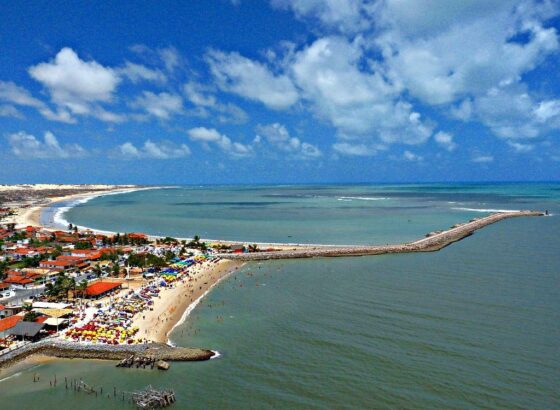 na imagem, vemos a Praia da Redinha, praia urbanda do litoral norte do RN.
