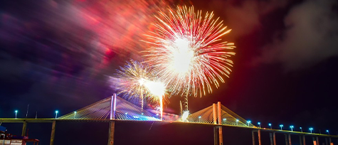 na imagem, vemos a ponte newton navarro, localizada na praia da redinha em Natal, e fogos de artifício. o registro ilustra o réveillon em Natal.