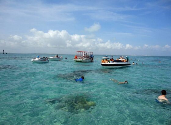 na imagem, vemos alguns barcos nos parrachos de rio do fogo. os parrachos é um dos lugares existentes no roteiro do que fazer em Rio do Fogo.