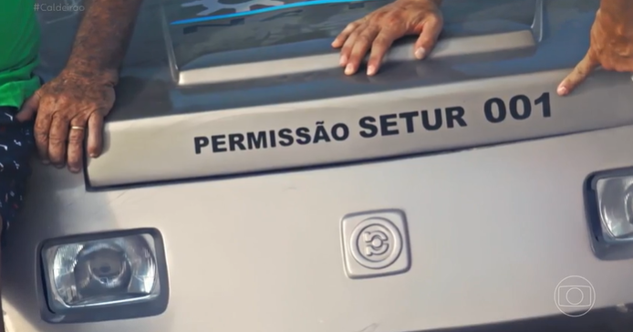 O apresentador Mion destaca o número de permissão do buggy do condutor Bob Lira.