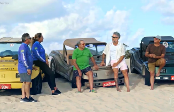 na imagem, vemos o apresentador Marcos Mion conversando com os bugueiros sobre o passeio de buggy em Genipabu.