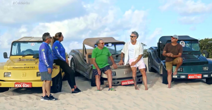 O apresentador Marcos Mion conversa com os bugueiros nas dunas de Genipabu.
